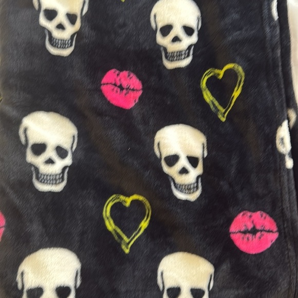 BETSEY JOHNSON Skull Hearts Lips Black  Plush Throw‎ Blanket - Picture 2 of 5